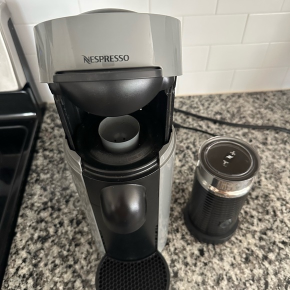 Nespresso Vertuoplus - Grey coffee machine with milk frother - Picture 2 of 4
